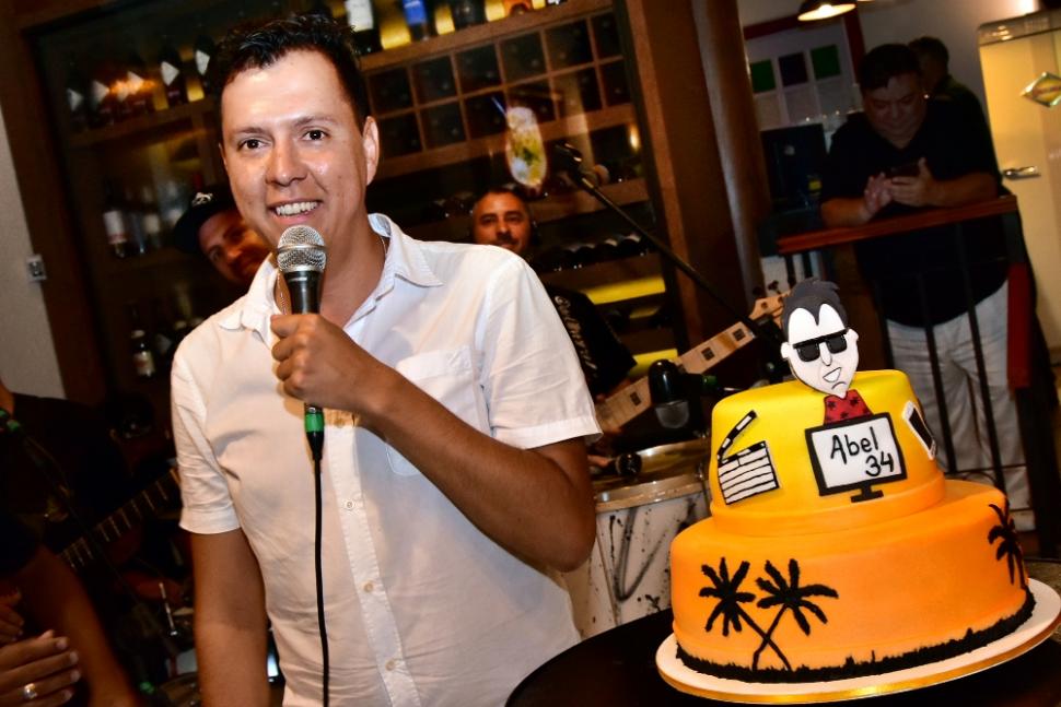 Uma Sunset, dia 20 de Janeiro agitou São José dos Campos (SP) com o grupo Brilho no Olhar e o DJ Léo Minas