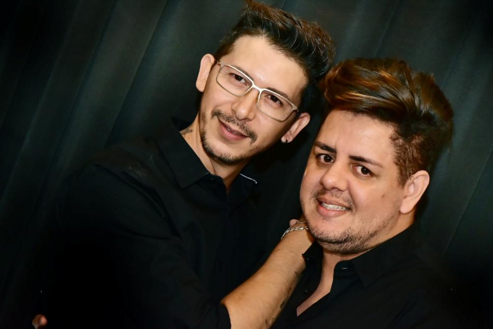Os empresários são proprietários da C&D Hair e Makeup Studio localizada na rua Professor José Antônio Coutinho Condino, 663 - Jardim América - ZAP: 12 997891549