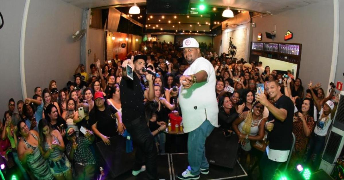 Fãs de Sampa Crew lotam a Casa de Jorge nessa véspera de feriado