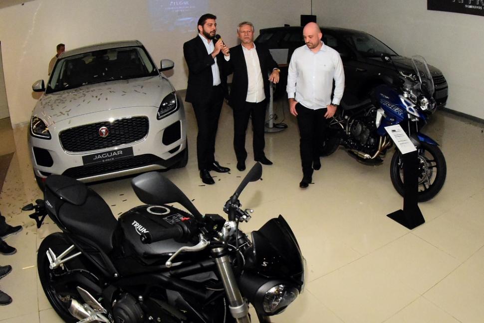 Os prêmios da campanha são: Land Rover Discovery Sport ou Jaguar E-Pace e 4 motos Triumph