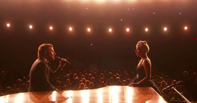 Revista In Touch confirma que Bradley Cooper e Lady Gaga estão namorando; Gossip Cop nega