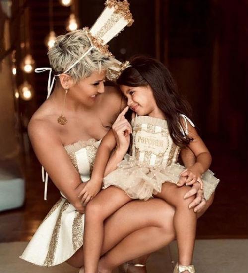 Deborah Secco e a filha vestem Le Infance