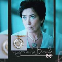 Personagem de Lilia Cabral com o colar da So Lovely em novela da Globo