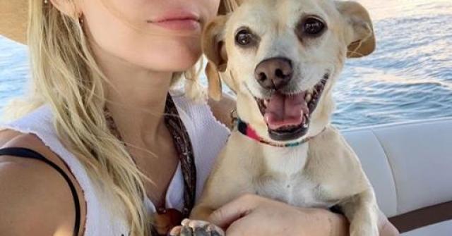 Nas redes sociais, cantora exibe fotos mostrando que está em estúdio