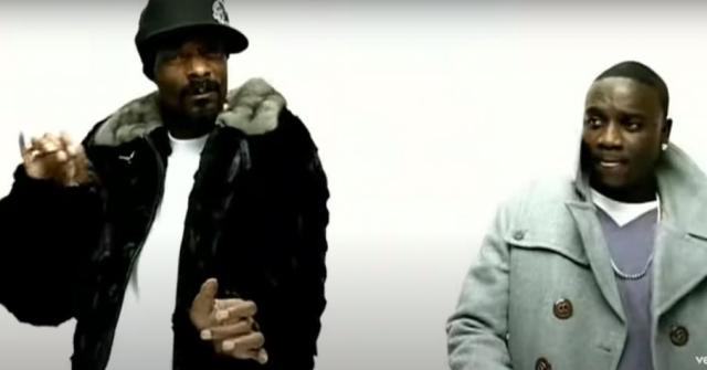 Snoop Dogg e Akon em clipe no YouTube (Foto: Reprodução/ YouTube)