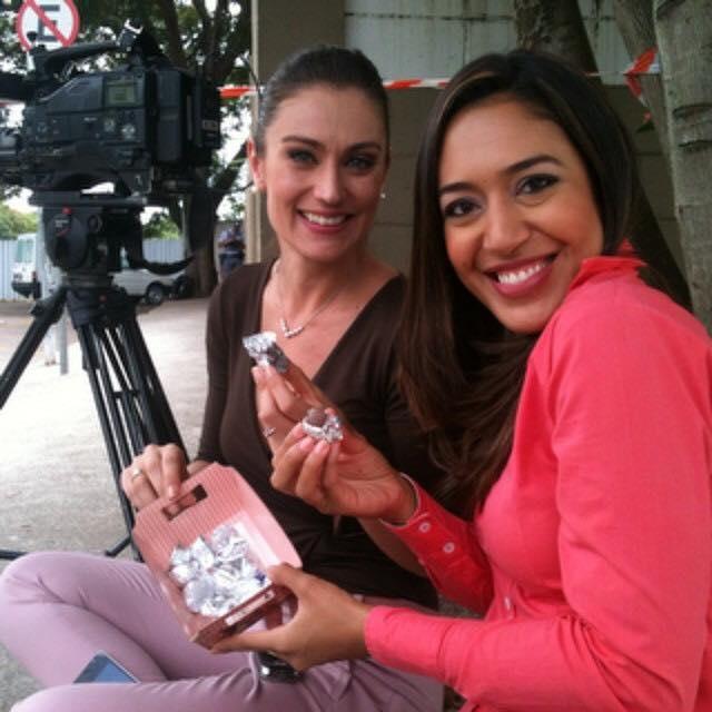 Carolina Riguengo e Agda Queiroz em bastidores de reportagem