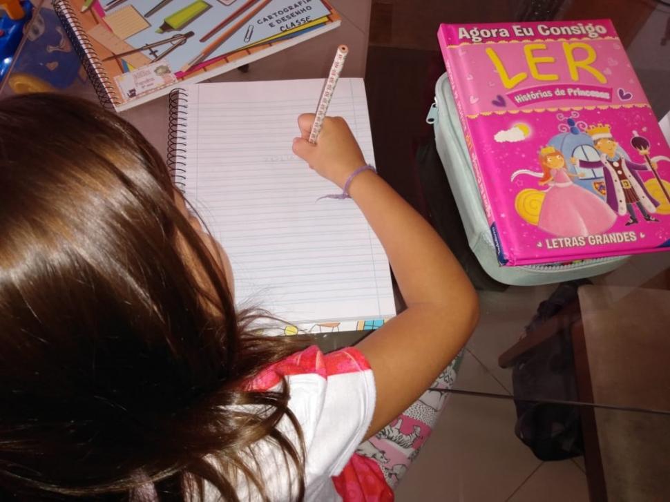 Quarentena com crianças pequenas? É preciso de muito planejamento para se dar bem. Sem cobranças