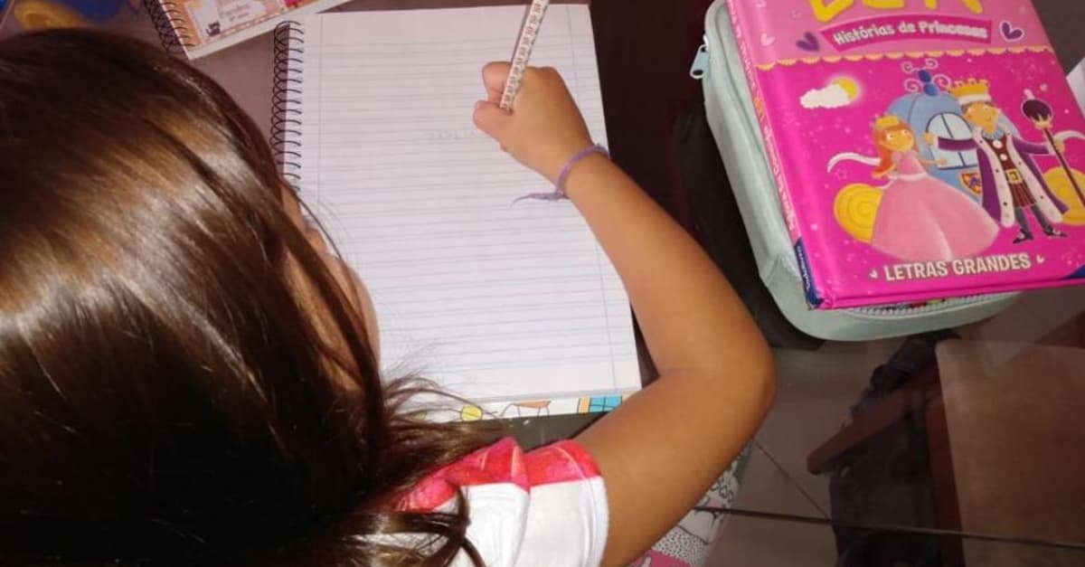Menina em home office e homeschooling dicas