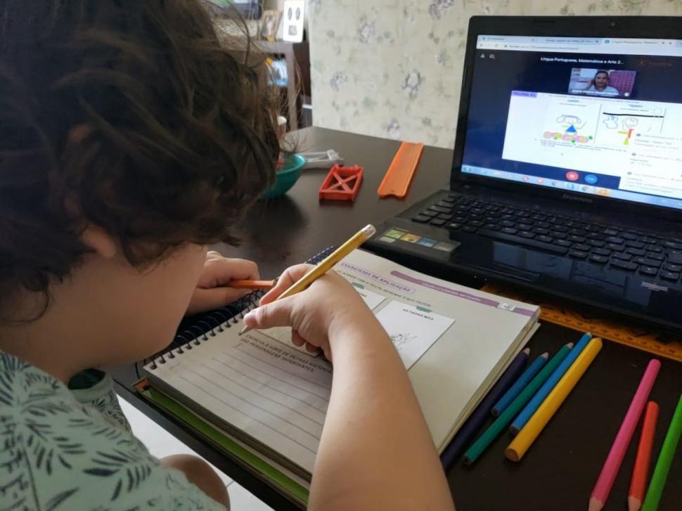 Lorenzo aluno com autismo em educação à distância (Foto: Ana Paula Cardoso Schwartz)