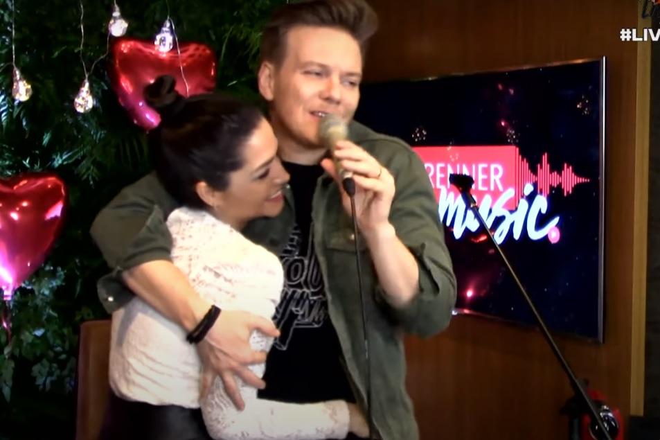 Michel Teló e Thaís Fersoza cantando em live no YouTube