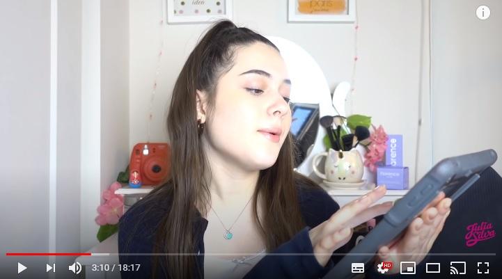 Julia Silva mostra material escolar em vídeo no YouTube