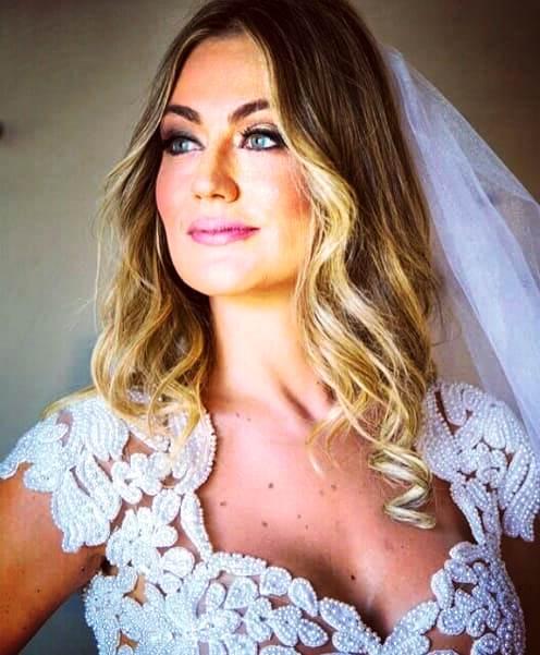 Agda Queiroz com vestido de noiva antes do casamento