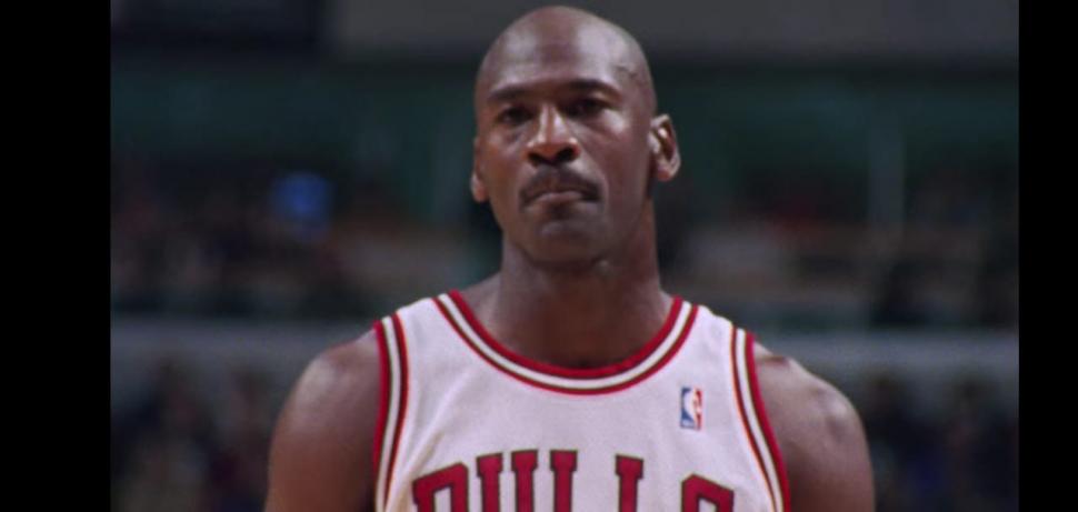 Arremesso Final conta história do maior jogador de basquete do mundo; qual lado é a verdade?