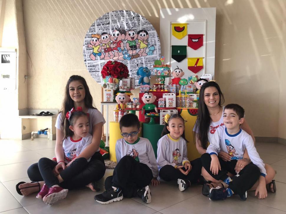 Mamãe com as crianças na escola