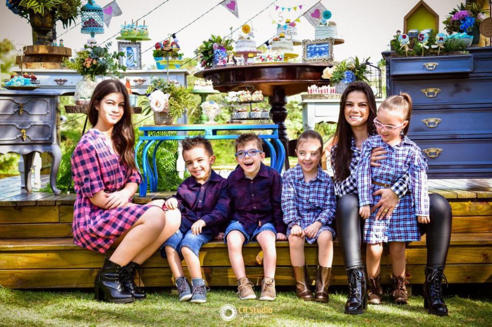Mamãe Patrícia Pontes e os filhos quadrigêmeos; ela tem 5 filhos