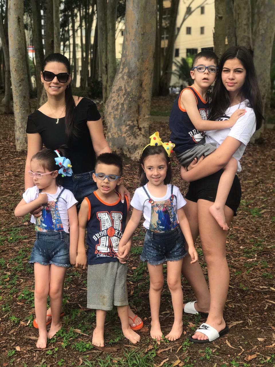 A filha mais velha se chama Eduarda. Os quadrigêmeos são Leonardo, Maya, Rafaella e Gabriel
