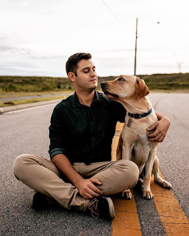 Pedro Melo e seu cachorro Clark que está felizão na quarentena
