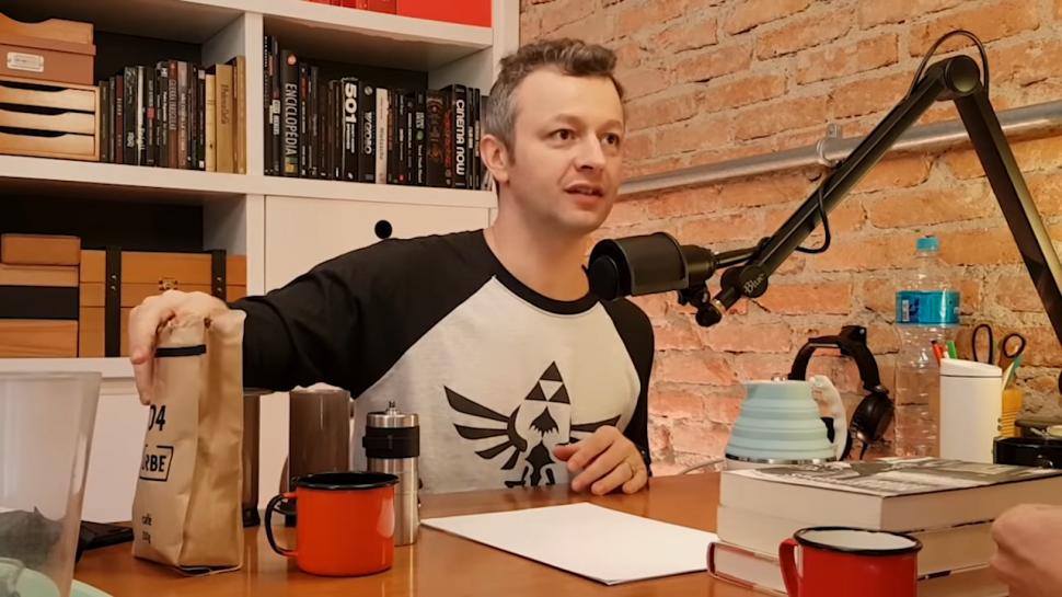 Ele se diverte quando é confundido com jogador de futebol. Por isso definiu assim: sou o pai do Théo, o cantor, o marido da Sandy, ok?
