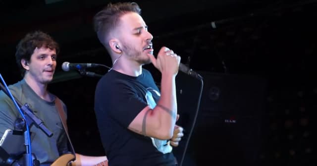 Junior Lima cantando (Foto: Reprodução/ YouTube)