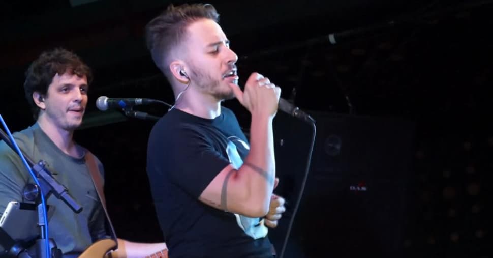 Junior Lima cantando