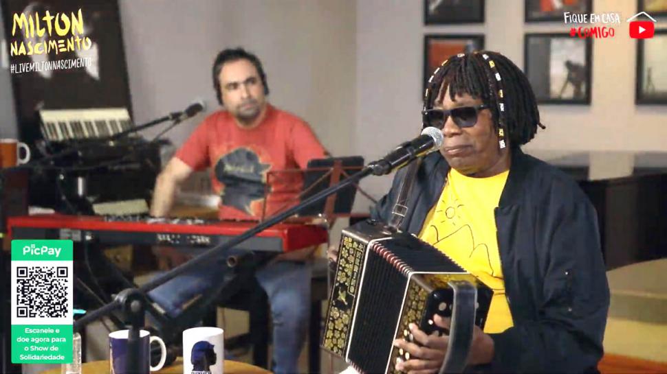 Milton Nascimento toca piano e acordeom em live