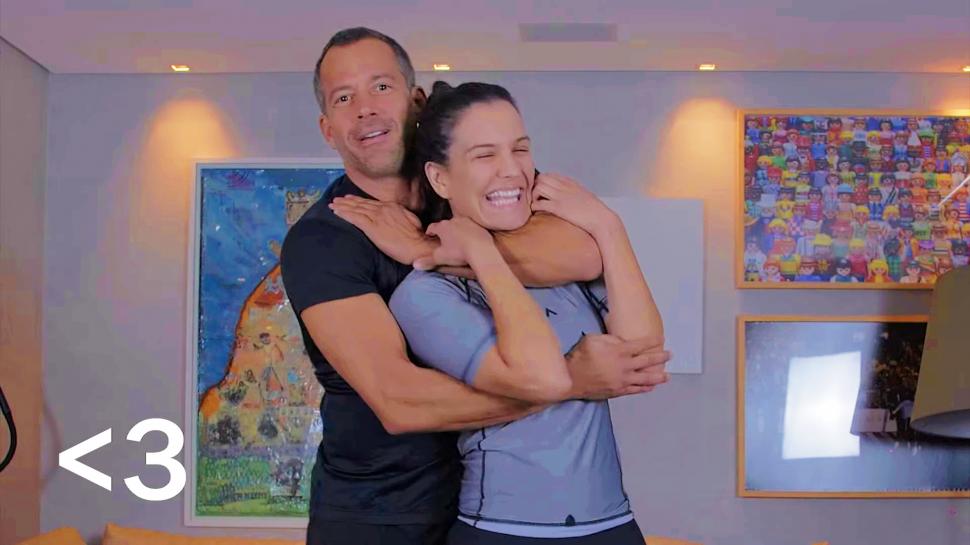 Malvino Salvador e Kyra Gracie lutando. Eles têm três filhos