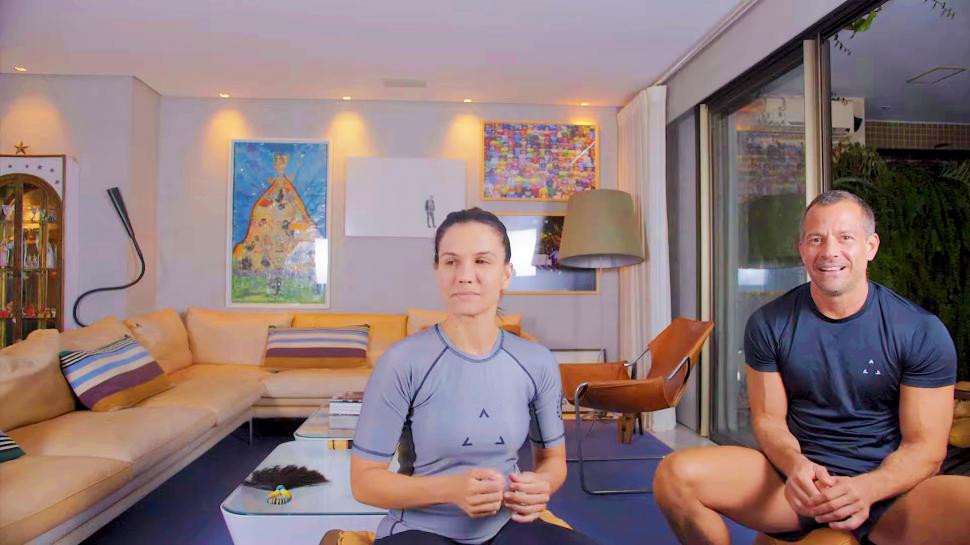 Malvino Salvador e Kyra Gracie com a família em vídeo no YouTube