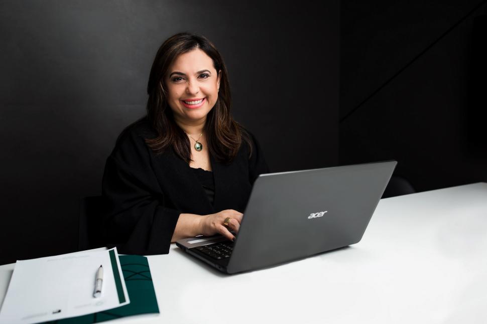 Dicas de educação financeira com crianças começam cedo. Na escola e em casa. Mas como começar? Com mesada?