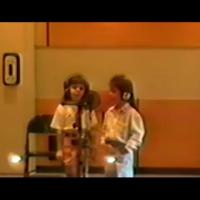 Sandy e Junior quando criança gravando no set
