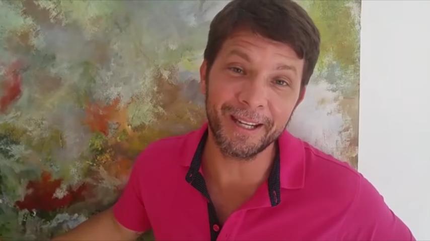 O ator e apresentador Mario Frias foi casado com Nívea Stelmann; em 2020 entrou para a política com Jair Bolsonaro