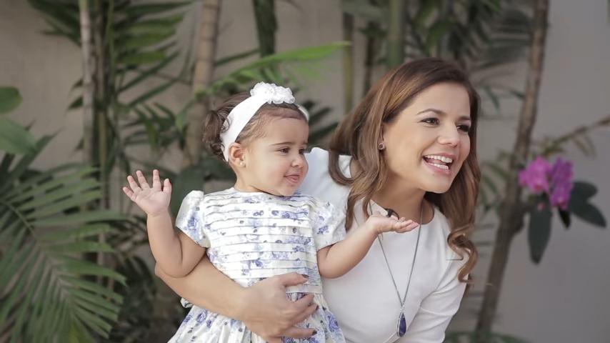 Bruna parece muito feliz com a mãe Nívea Stelmann