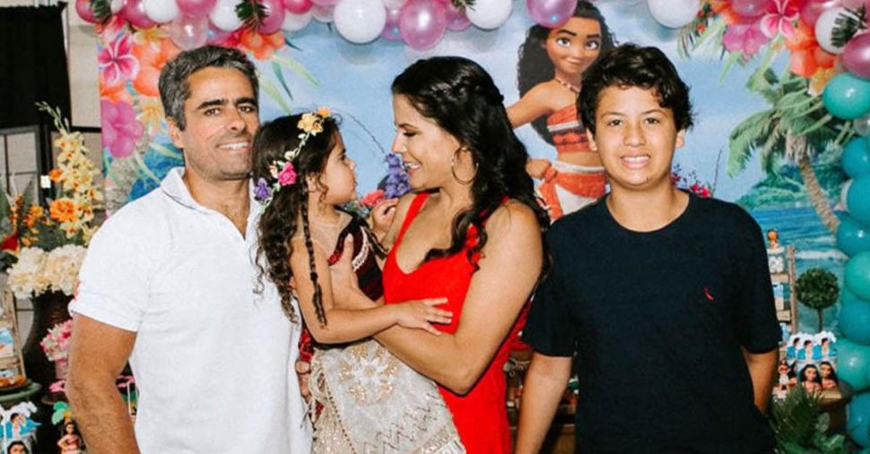Nívea Stelmann com a familia em festa de aniverário