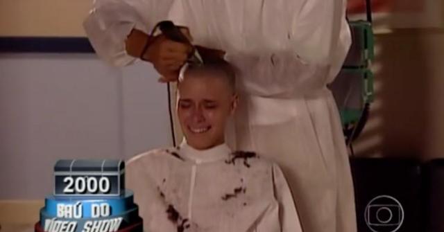 Novela Laços de Família entrou para o Vale A Pena Ver De Novo, na Globo; cena com Camila raspando o cabelo está no Almanaque da Televisão