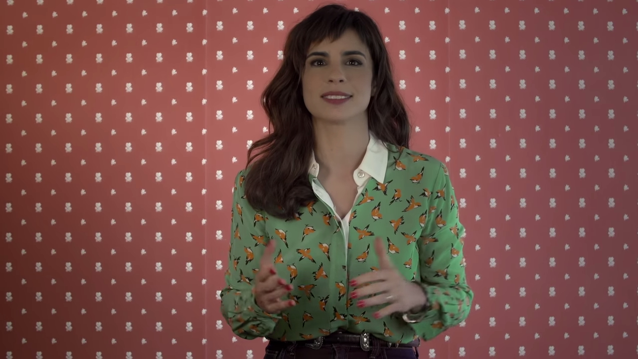 Maria Ribeiro em entrevista no YouTube (Foto: Reprodução/ YouTube)