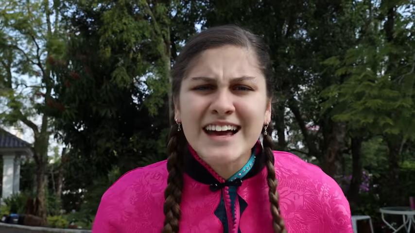 Youtuber Mileninha, a Milena Stepanienco, em vídeos do YouTube