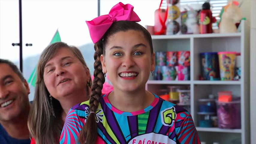 Youtuber Mileninha, a Milena Stepanienco, em vídeos do YouTube (Foto: Reprodução/ Canal da Mileninha)