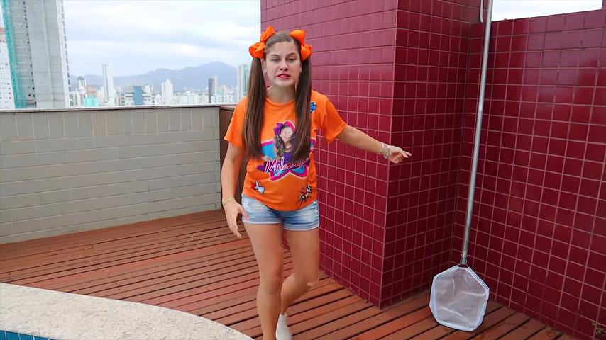 Youtuber Mileninha, a Milena Stepanienco, em vídeos do YouTube