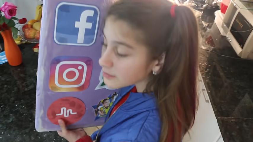 Youtuber Mileninha, a Milena Stepanienco, em vídeos do YouTube