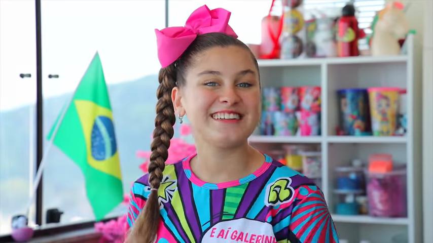 Youtuber Mileninha, a Milena Stepanienco, em vídeos do YouTube