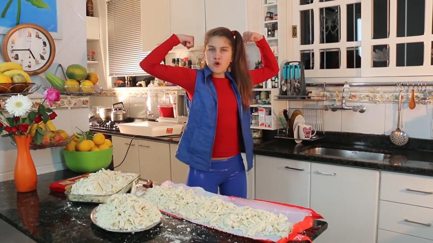 Youtuber Mileninha, a Milena Stepanienco, em vídeos do YouTube
