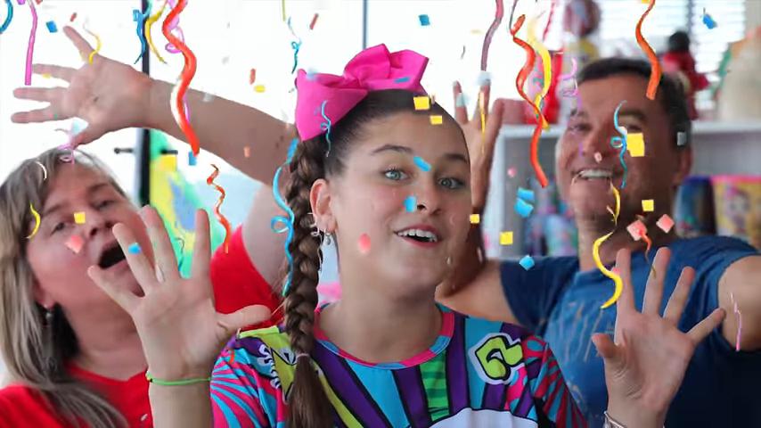 Youtuber Mileninha, a Milena Stepanienco, em vídeos do YouTube