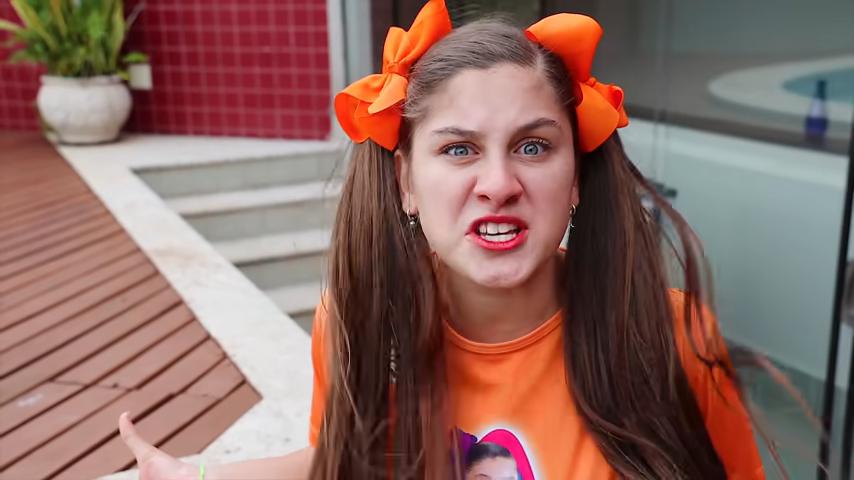 Youtuber Mileninha, a Milena Stepanienco, em vídeos do YouTube