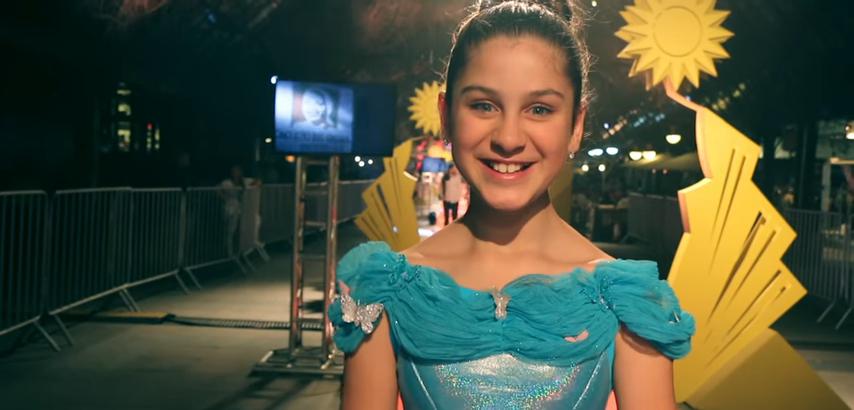 Youtuber Mileninha, mais nova, recebendo prêmio em festival de cinema