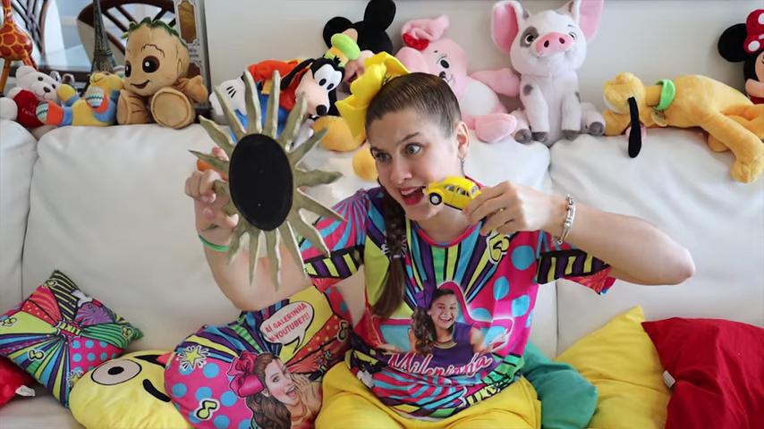 Youtuber Mileninha, a Milena Stepanienco, em vídeos do YouTube