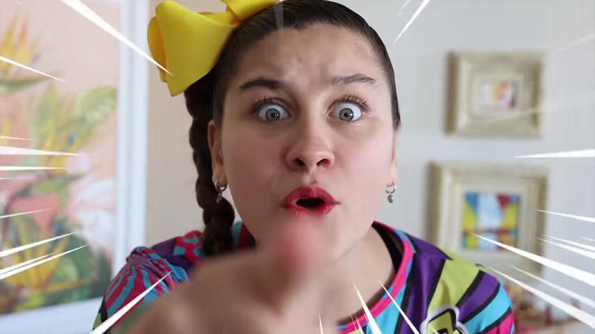 Youtuber Mileninha, a Milena Stepanienco, em vídeos do YouTube