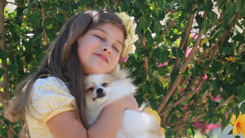 Youtuber Mileninha, a Milena Stepanienco, em vídeos do YouTube