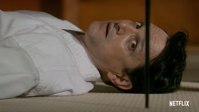 Cenas da série Cobra Kai, inspirada no Karatê Kid