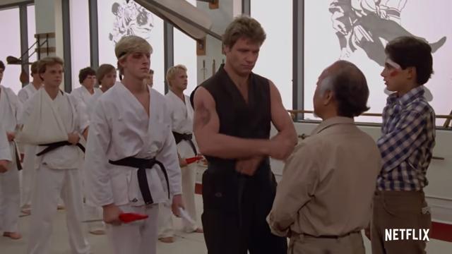 Cenas da série Cobra Kai, inspirada no Karatê Kid