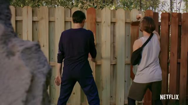Cenas da série Cobra Kai, inspirada no Karatê Kid