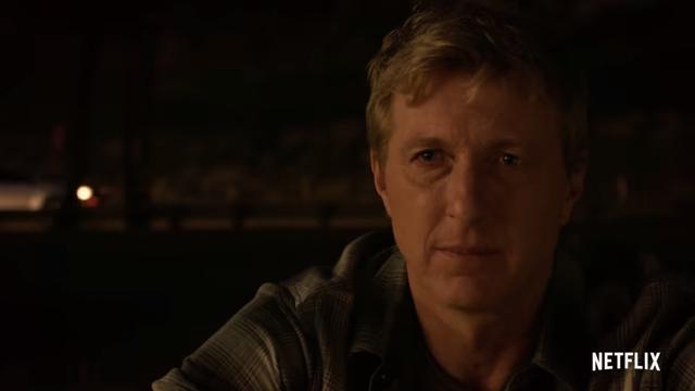 Cenas da série Cobra Kai, inspirada no Karatê Kid